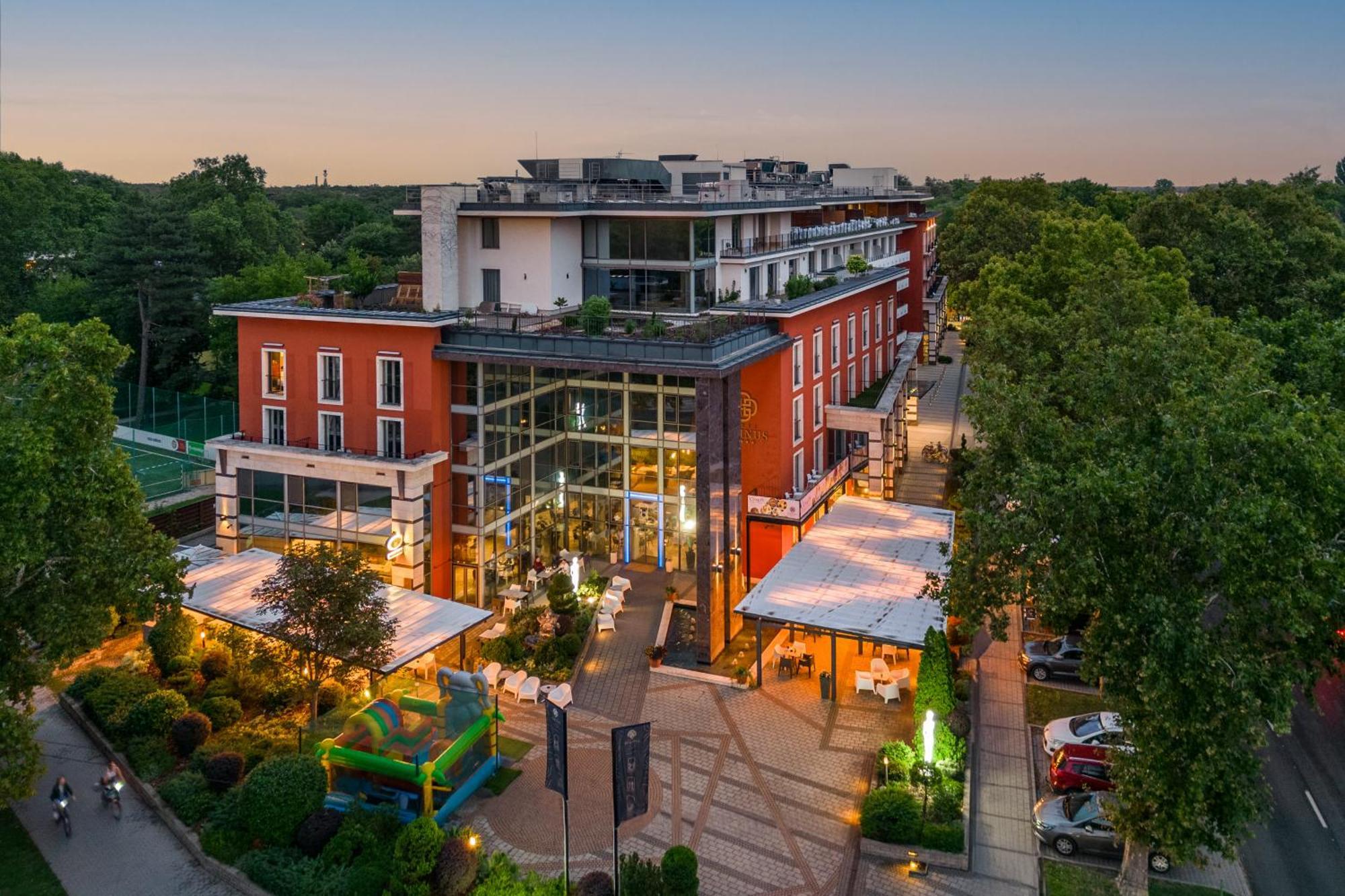 Hotel Divinus Debrecen Buitenkant foto